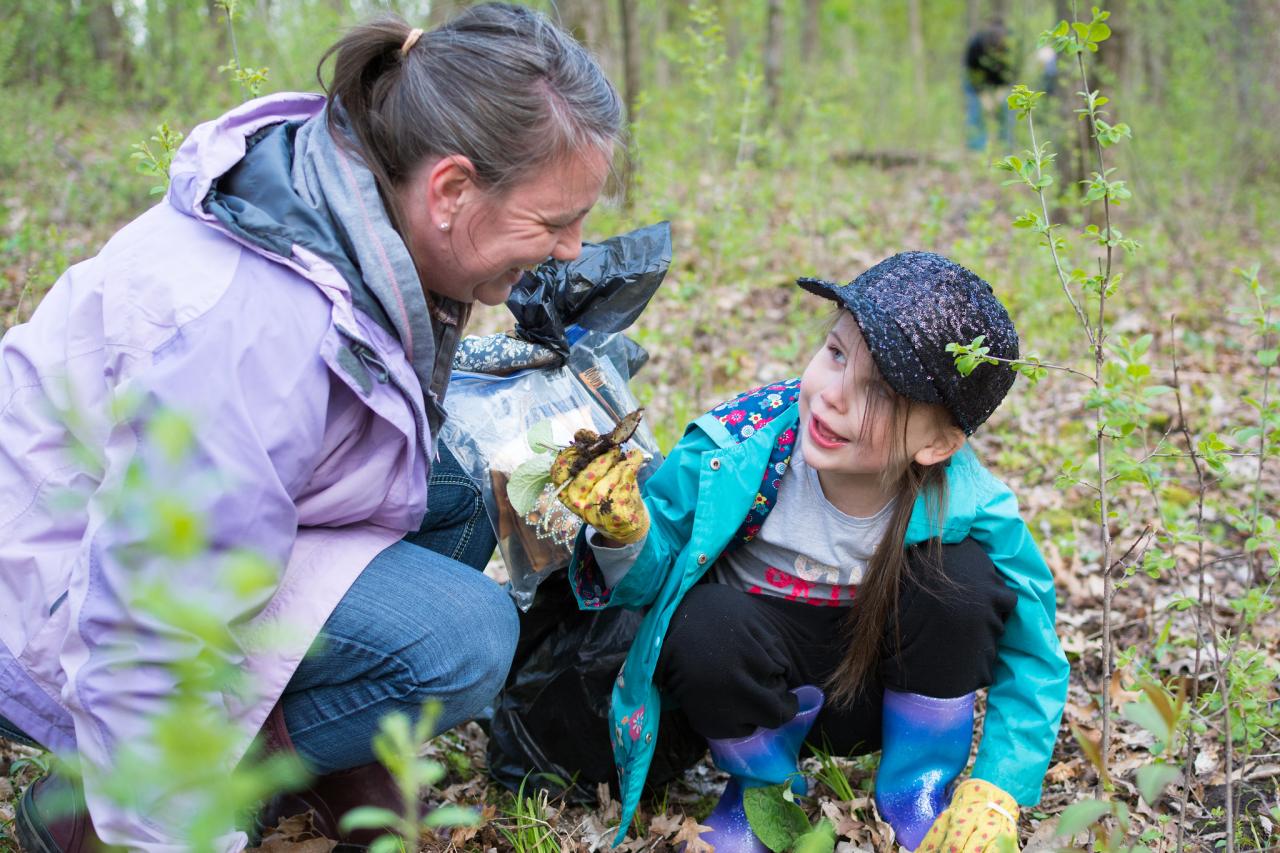 Riverside Park pull Volunteers pull invasives at Riverside Park
